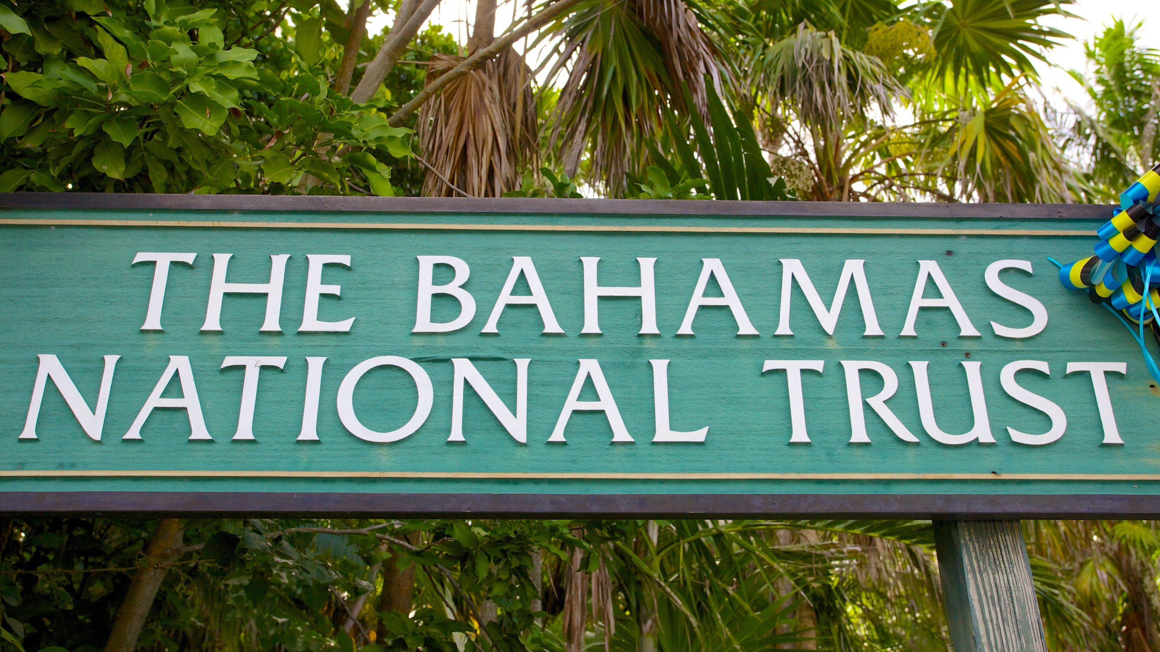 Parque Nacional Jardín de Retiro ofreciendo señalización