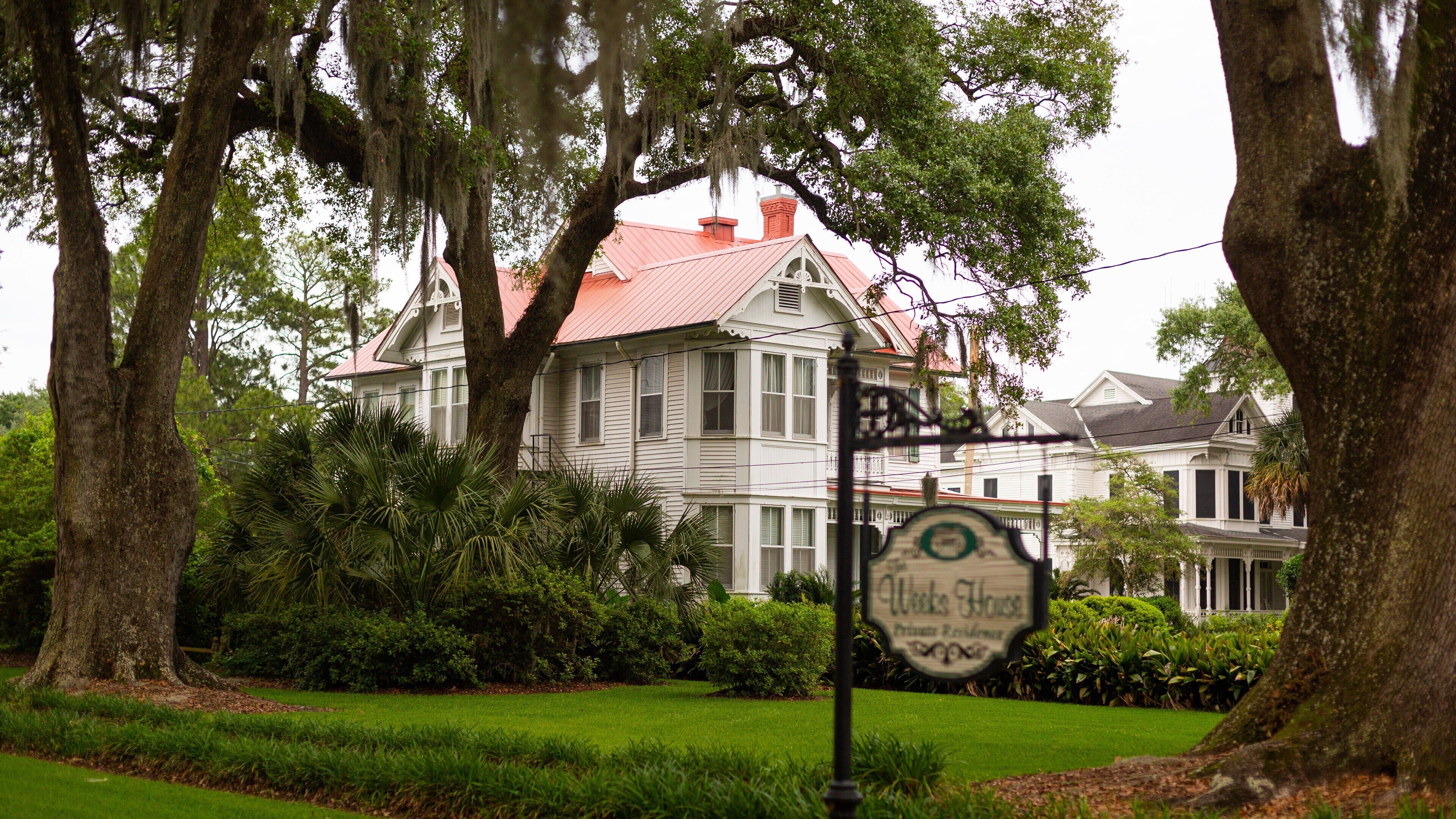 New Iberia which includes a house and signage