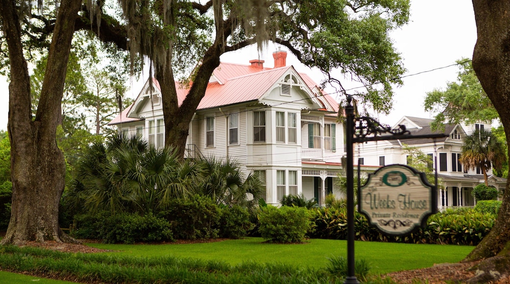 New Iberia featuring signage and a house