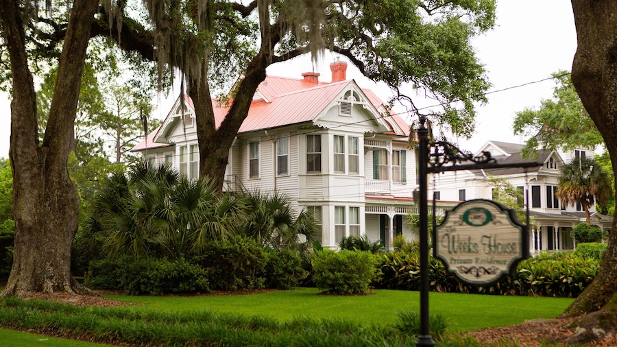 New Iberia featuring signage and a house