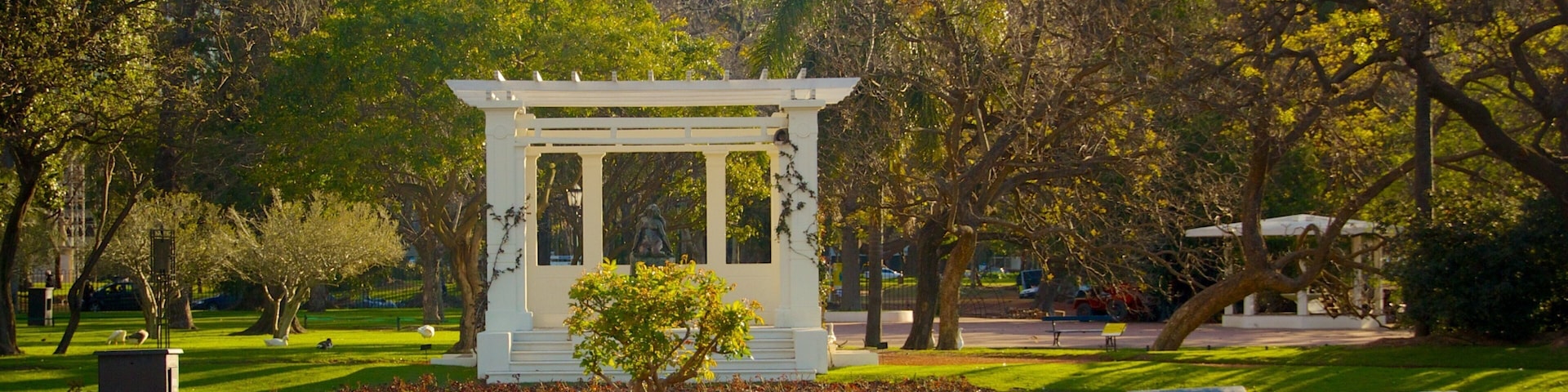 Rosedal que inclui um parque e uma fonte