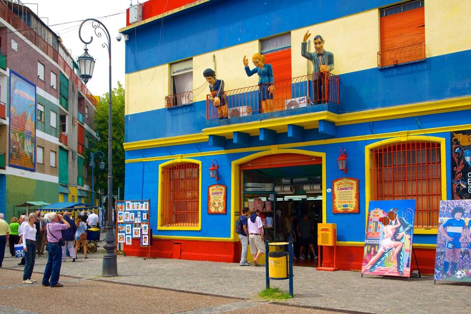 Un bâtiment coloré, orné de peintures murales, avec une enseigne indiquant « Centro de Exposiciones ».