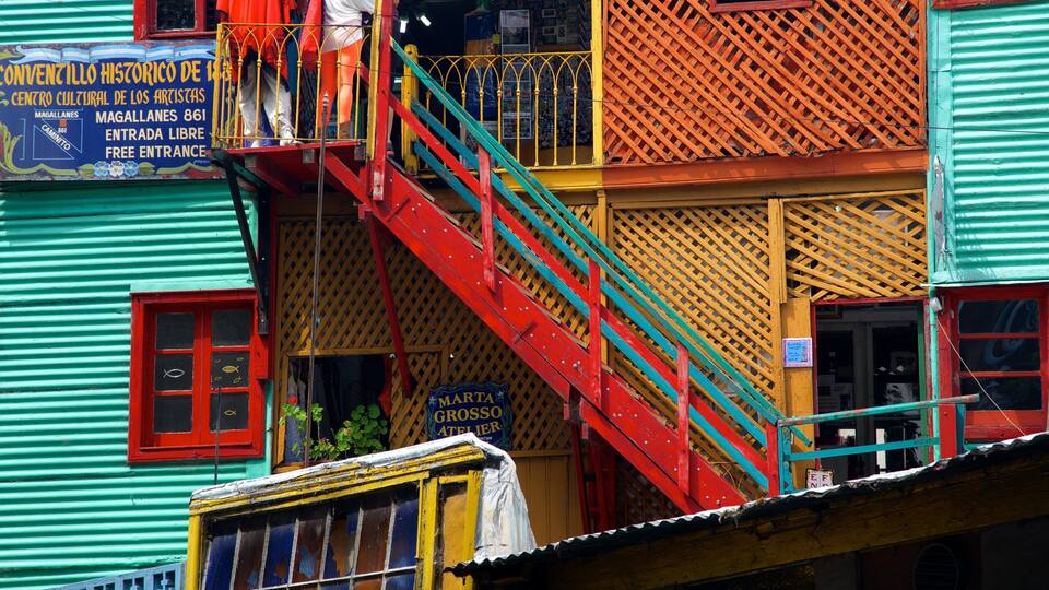 Bunte Gebäude mit einer Treppe, die zu einem Atelier namens Marta Grosso Atelier führt.