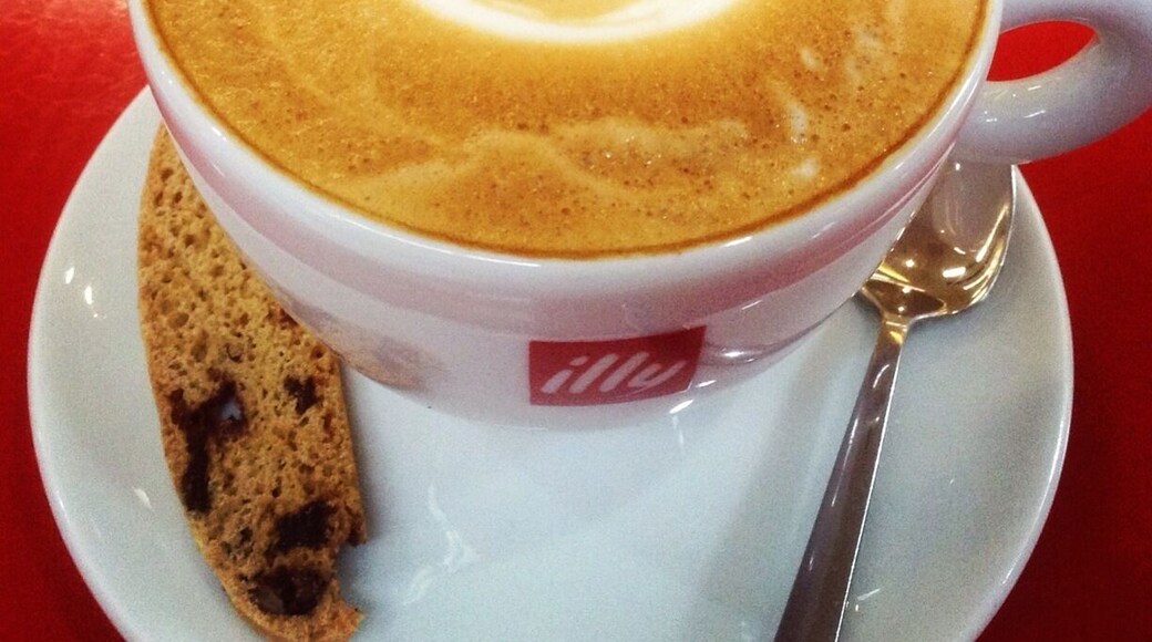 Enjoying my Doremon cappuccino.ドレモンのコーヒー