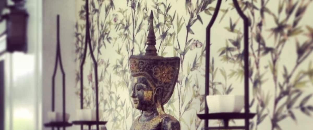 On the way back to my flat, saw this unique-themed resto design. It's just fitting right on the name "Simply Thai". :)