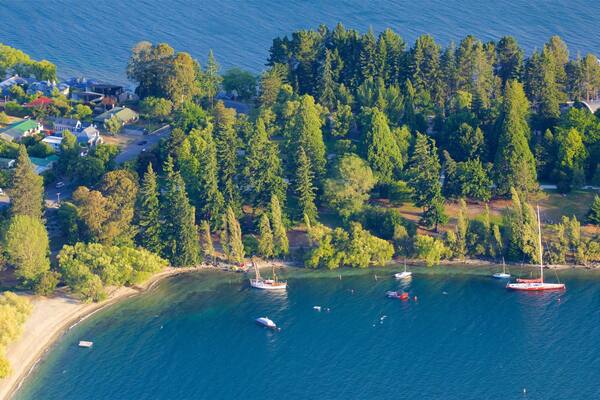 Playa de Queenstown que incluye una playa, una pequeña ciudad o pueblo y navegación