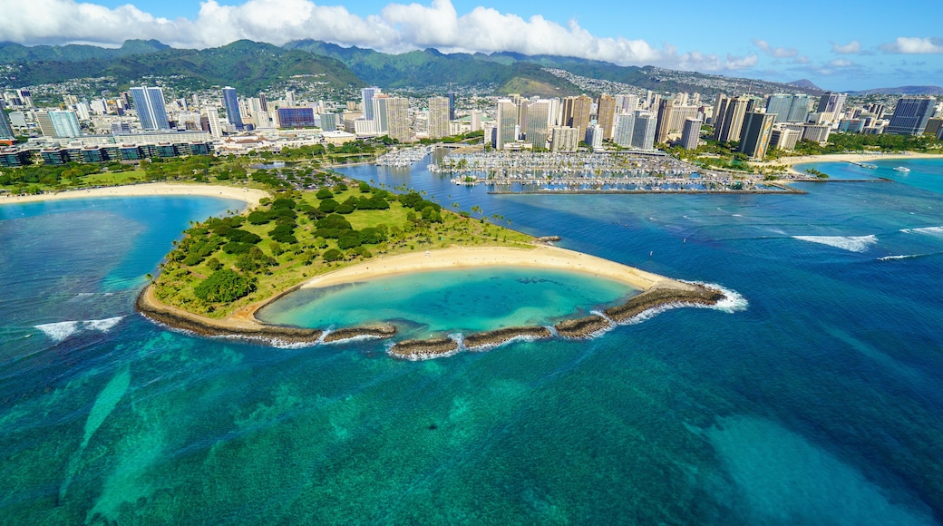 Stunning view of the Honolulu city on a sunny day