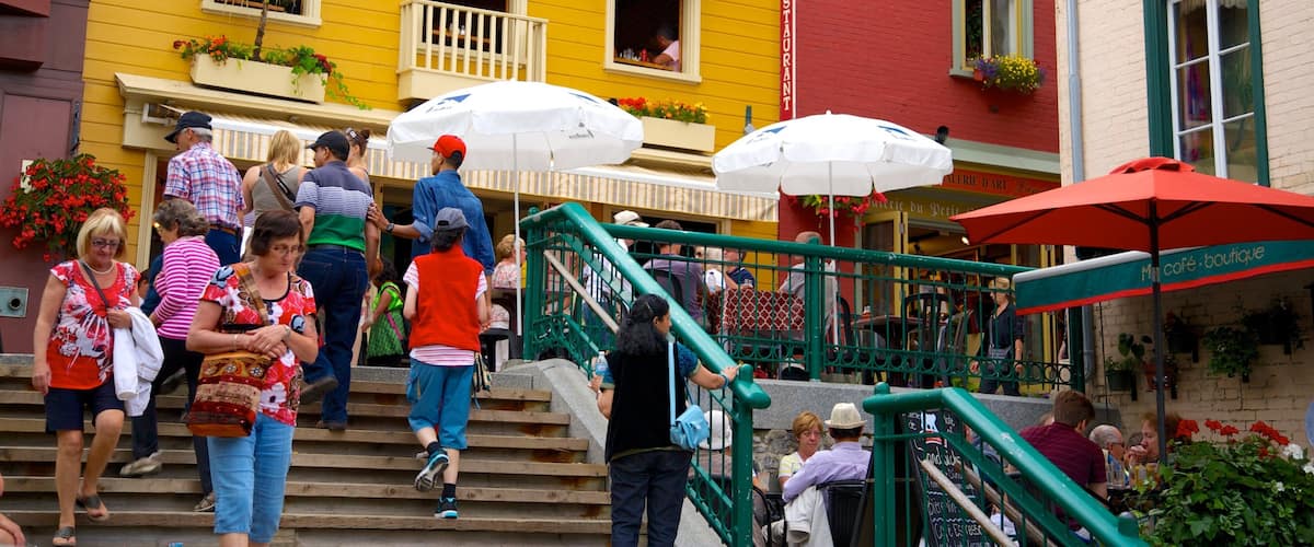 Barrio Petit Champlain ofreciendo una pequeña ciudad o pueblo, comer al aire libre y estilo de vida de café