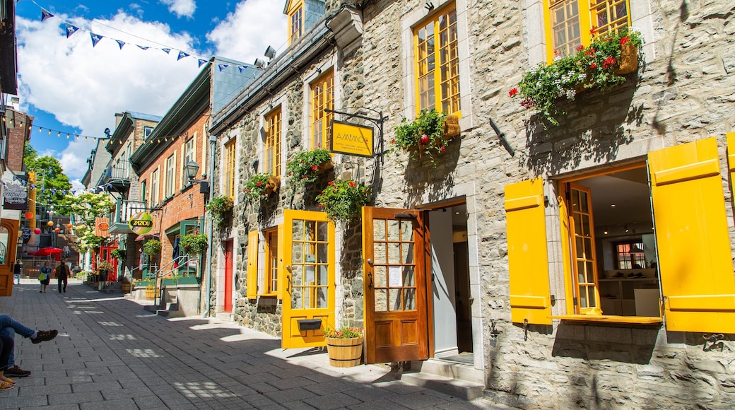 Quartier Petit Champlain featuring heritage elements