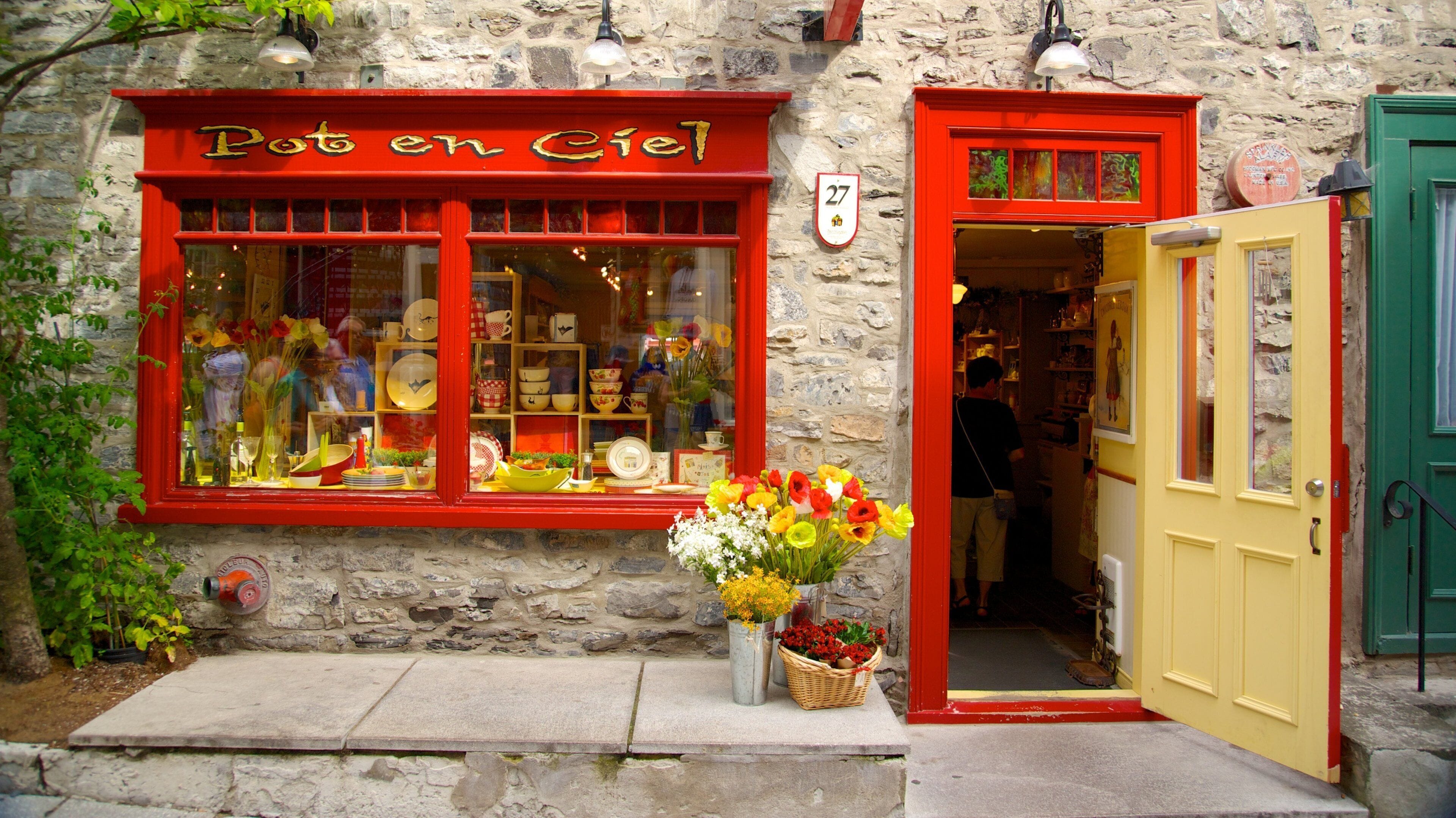 A storefront with a red awning and the sign "Pot en Ciel".