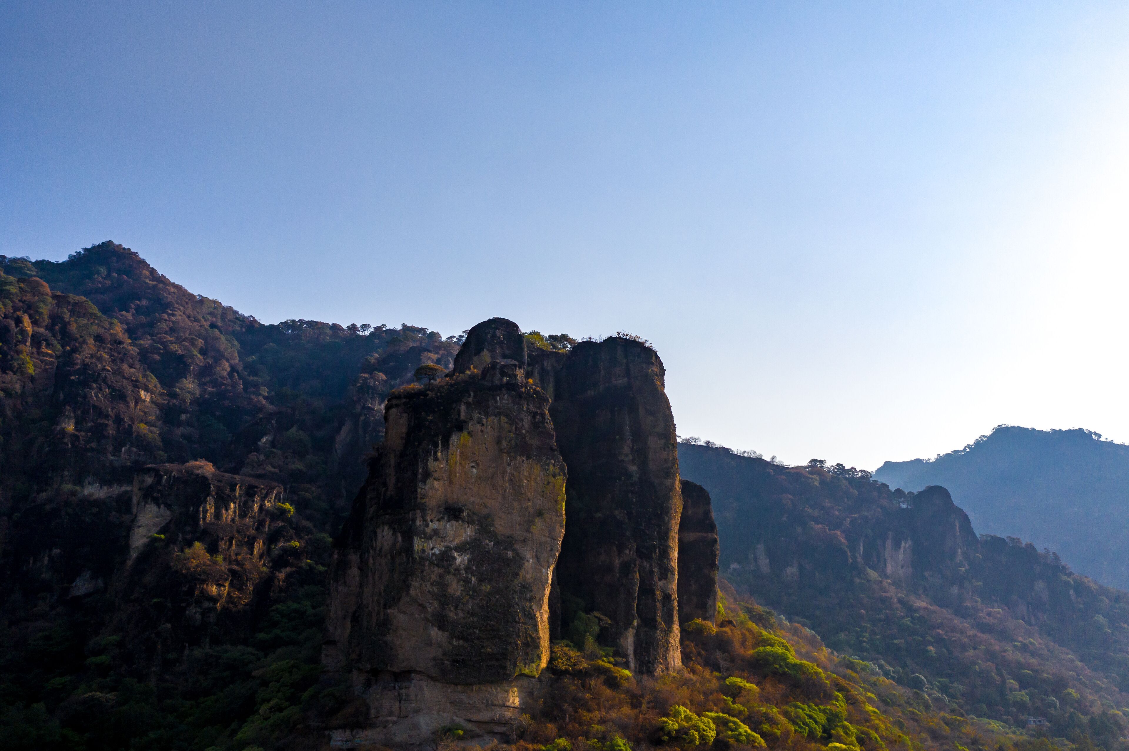 Vista aérea de cerro del Tepozteco con drone Mavic 2 pro. 
