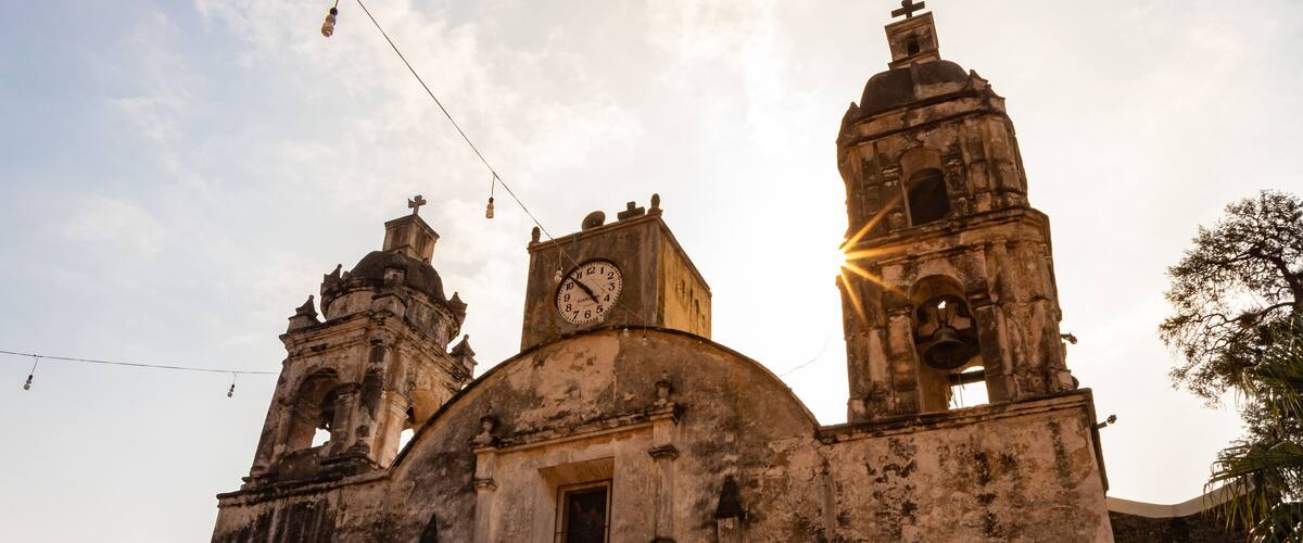 Mañana soleada en iglesia de la Santísima Trinidad en el pueblo mágico de Tepoztlán, Morelos.