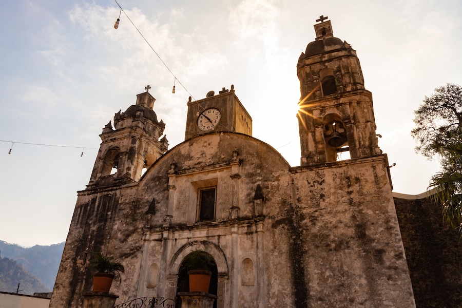 Mañana soleada en iglesia de la Santísima Trinidad en el pueblo mágico de Tepoztlán, Morelos.