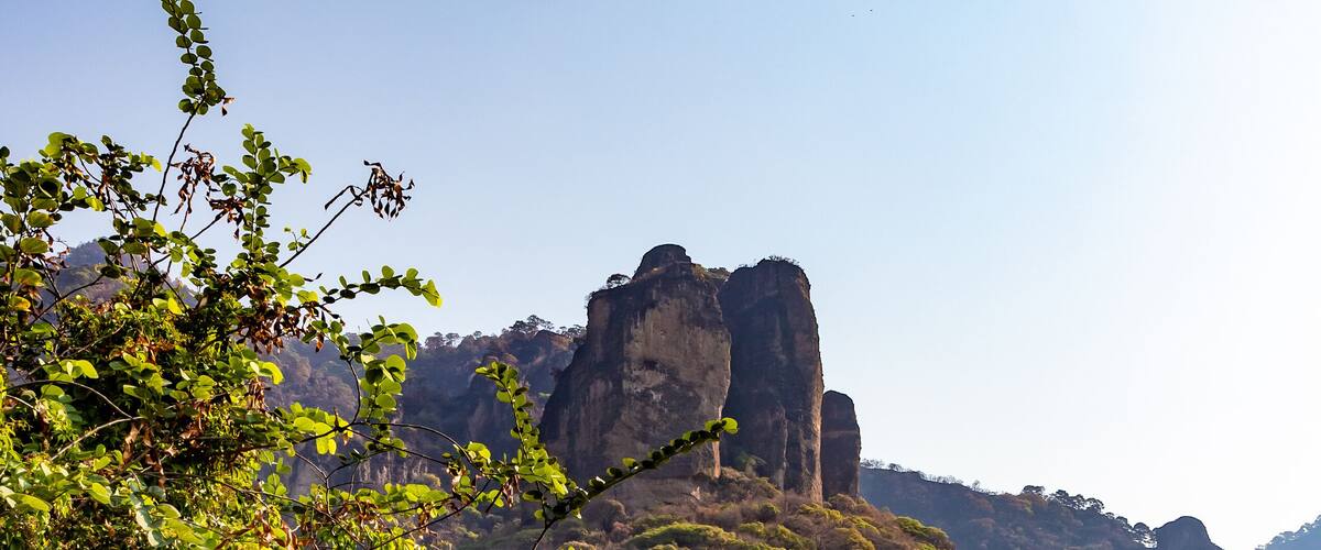 Vista vertical del cerro del Tepozteco en semana santa, Tepoztlan, Morelos.