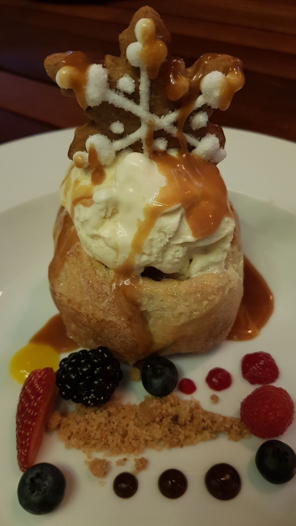 #GoodEats #likealocal #dessert #mexicocity 
ginger cookie, vanilla ice cream and apple struddel. 🤗🍦🥧🍏🍎