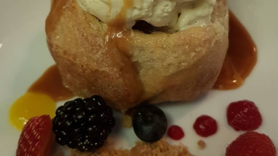 #GoodEats #likealocal #dessert #mexicocity
ginger cookie, vanilla ice cream and apple struddel. 🤗🍦🥧🍏🍎