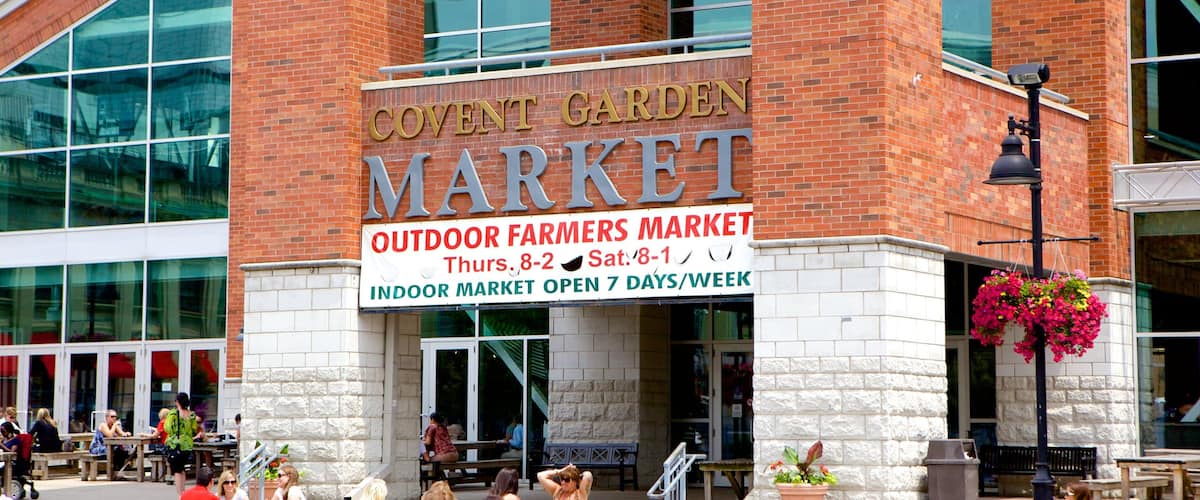 Mercado de Covent Garden que incluye señalización