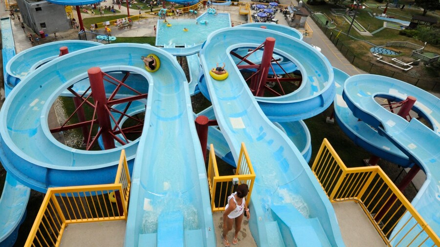 East Park showing a waterpark