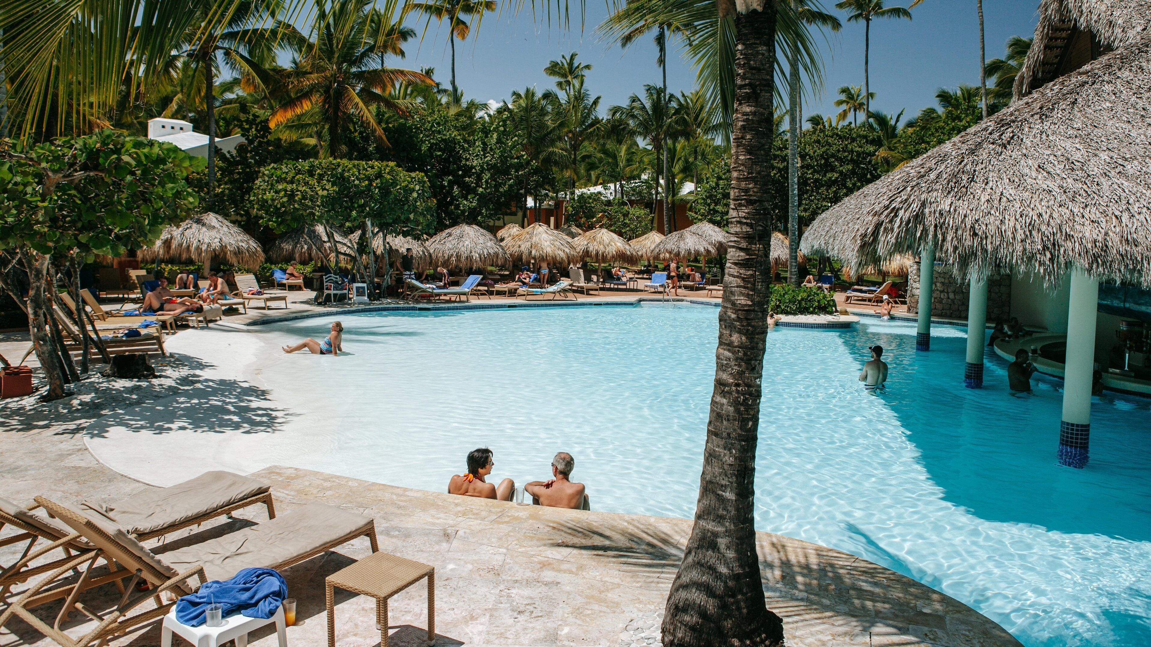 Arena Gorda Beach showing swimming, tropical scenes and a pool