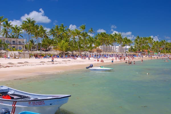 Cabeza de Toro og byder på en strand og tropiske områder
