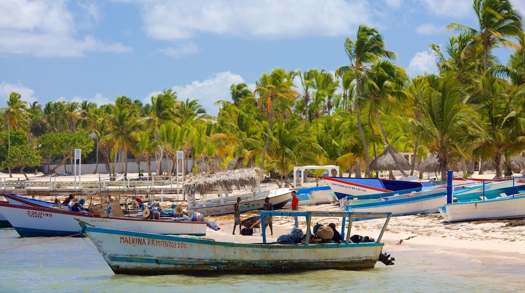 Cabeza de Toro showing a sandy beach