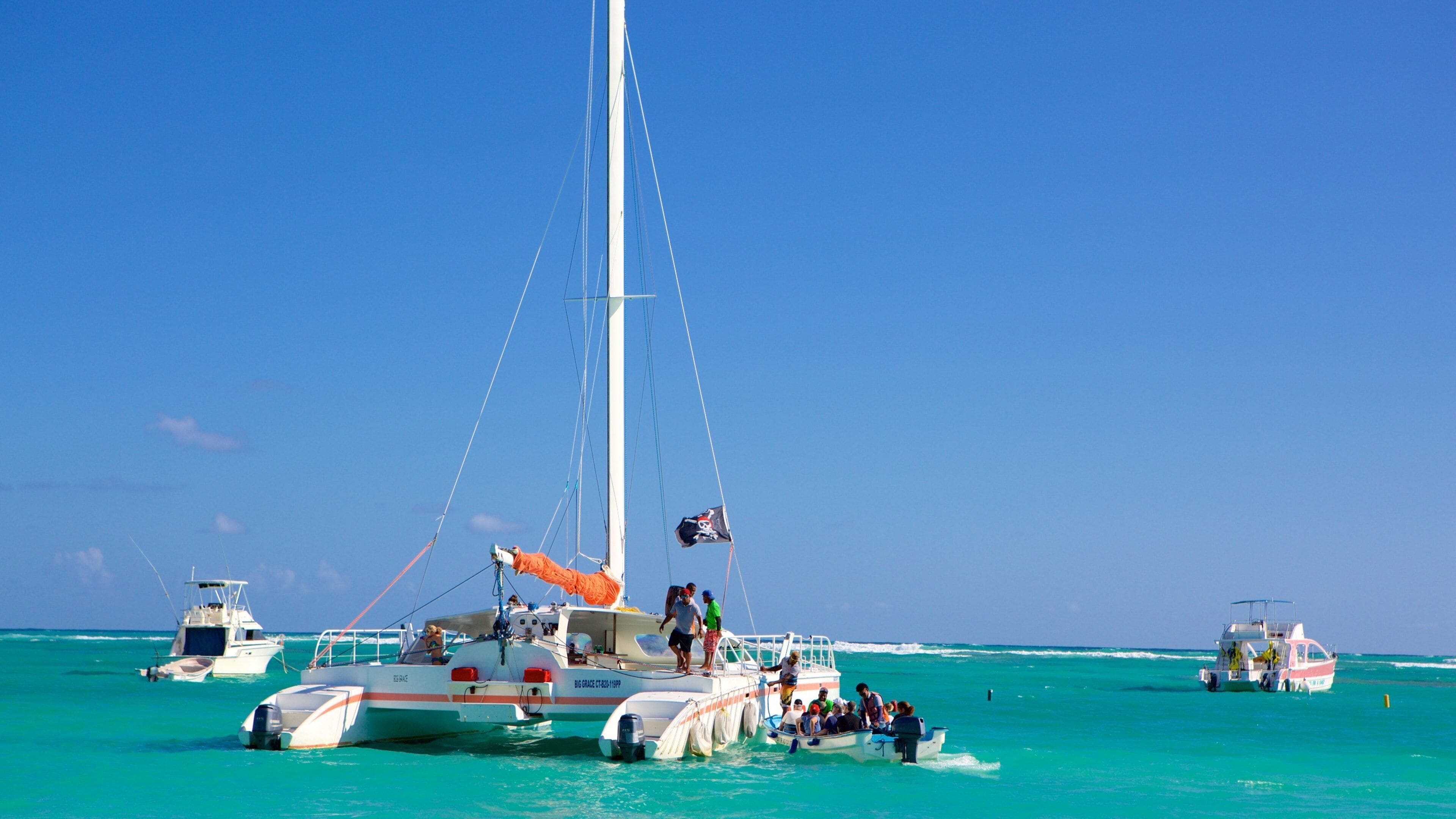 Spiaggia di Cortecito che include vista della costa e barca a vela