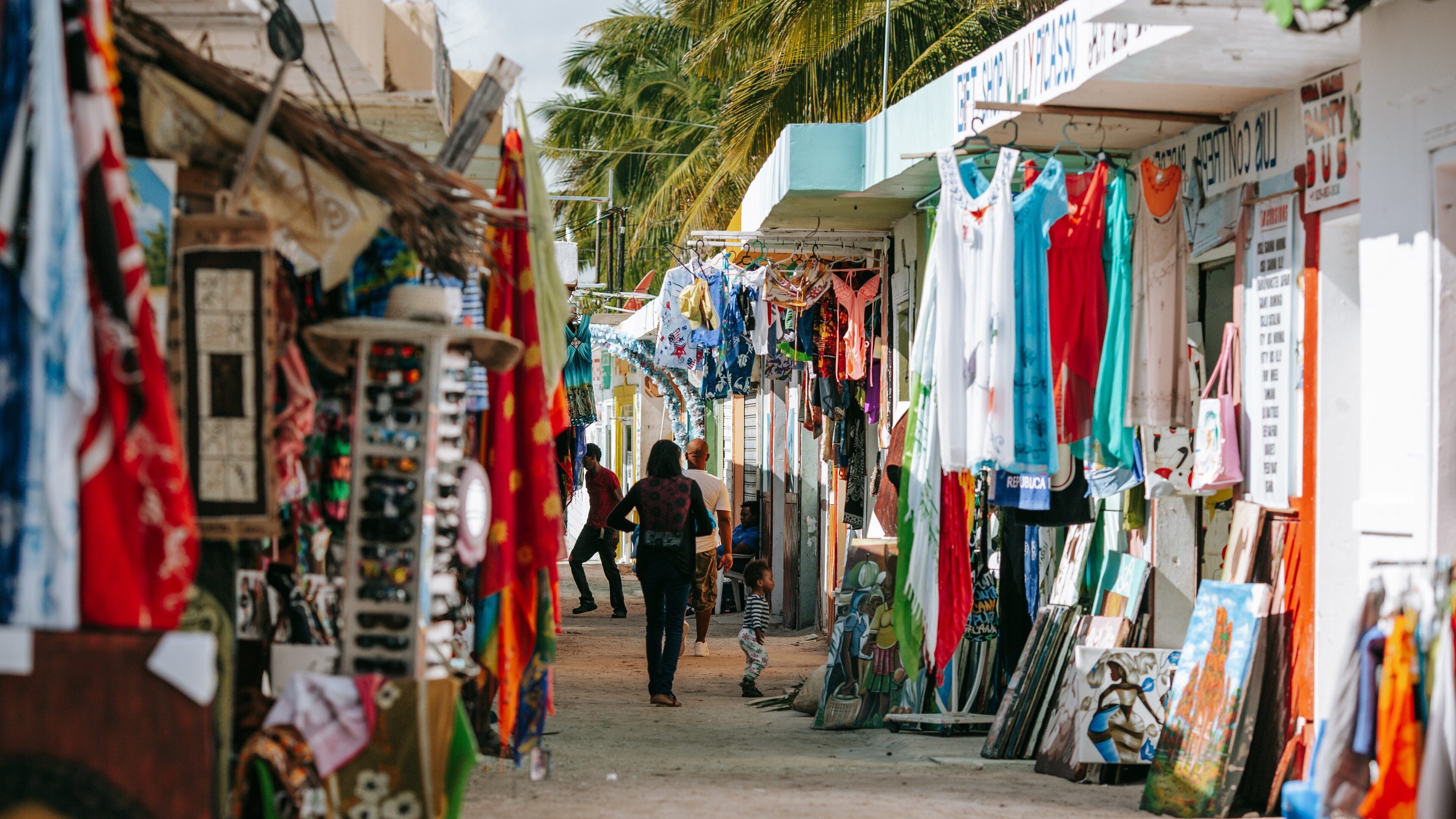 Cortecito Beach showing markets and street scenes