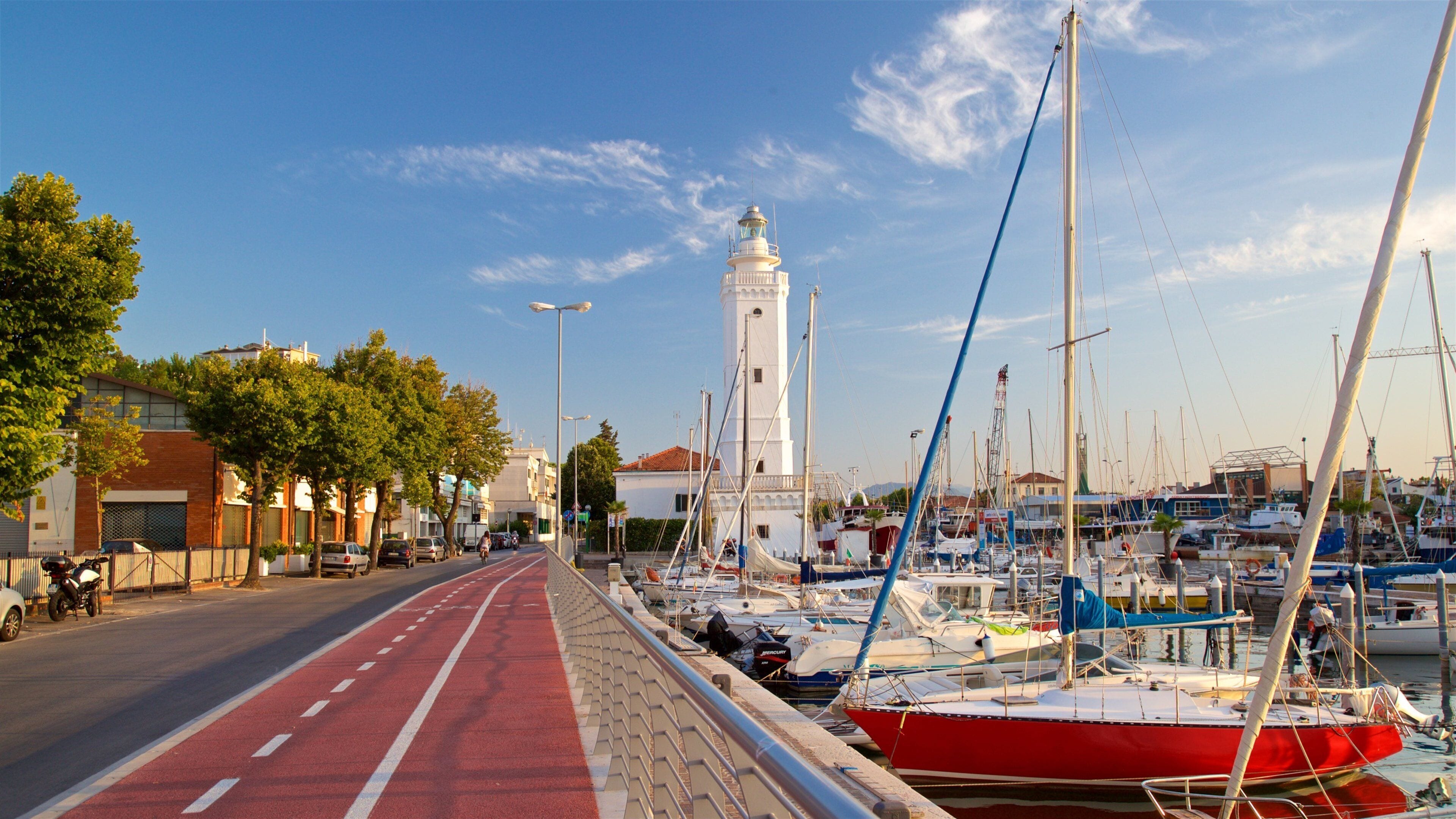Emilia-Romagna og byder på en solnedgang, en bugt eller havn og et fyrtårn