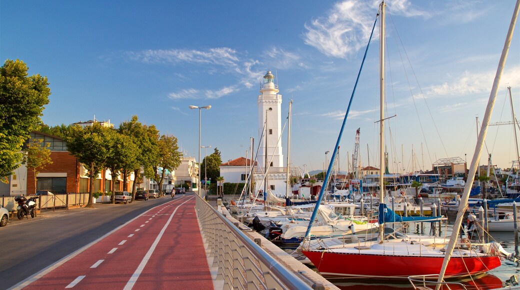 Emilia-Romagna og byder på en solnedgang, en bugt eller havn og et fyrtårn