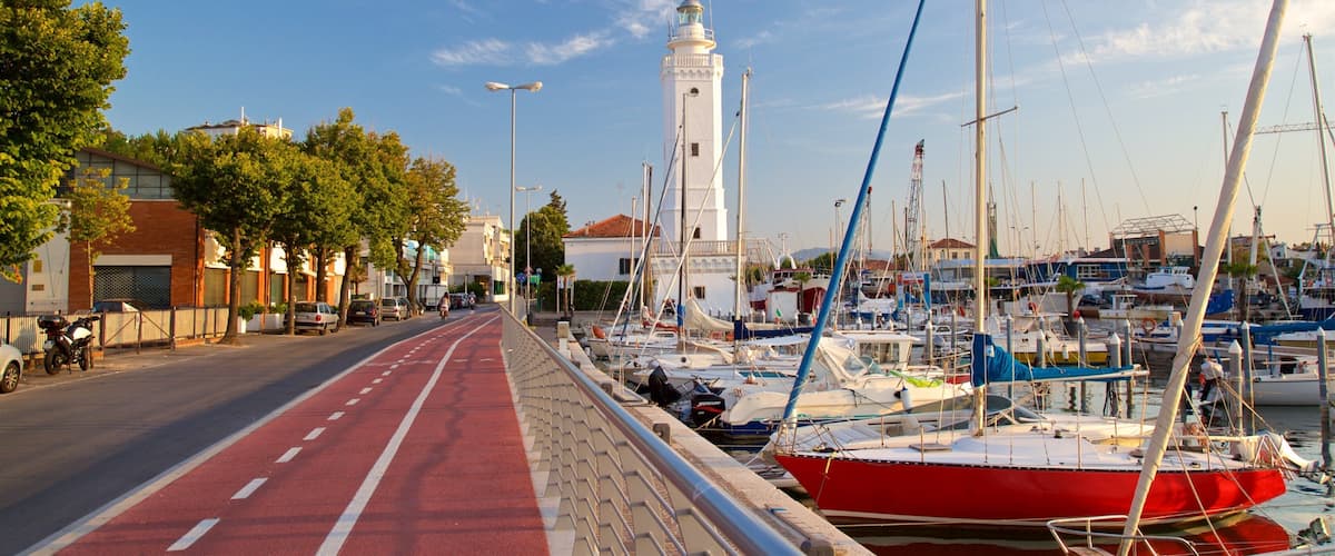 Emilia-Romagna welches beinhaltet Leuchtturm, Bucht oder Hafen und Sonnenuntergang