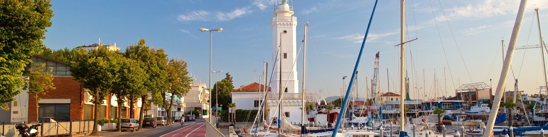 Emilia-Romagna mostrando um pôr do sol, um farol e uma baía ou porto