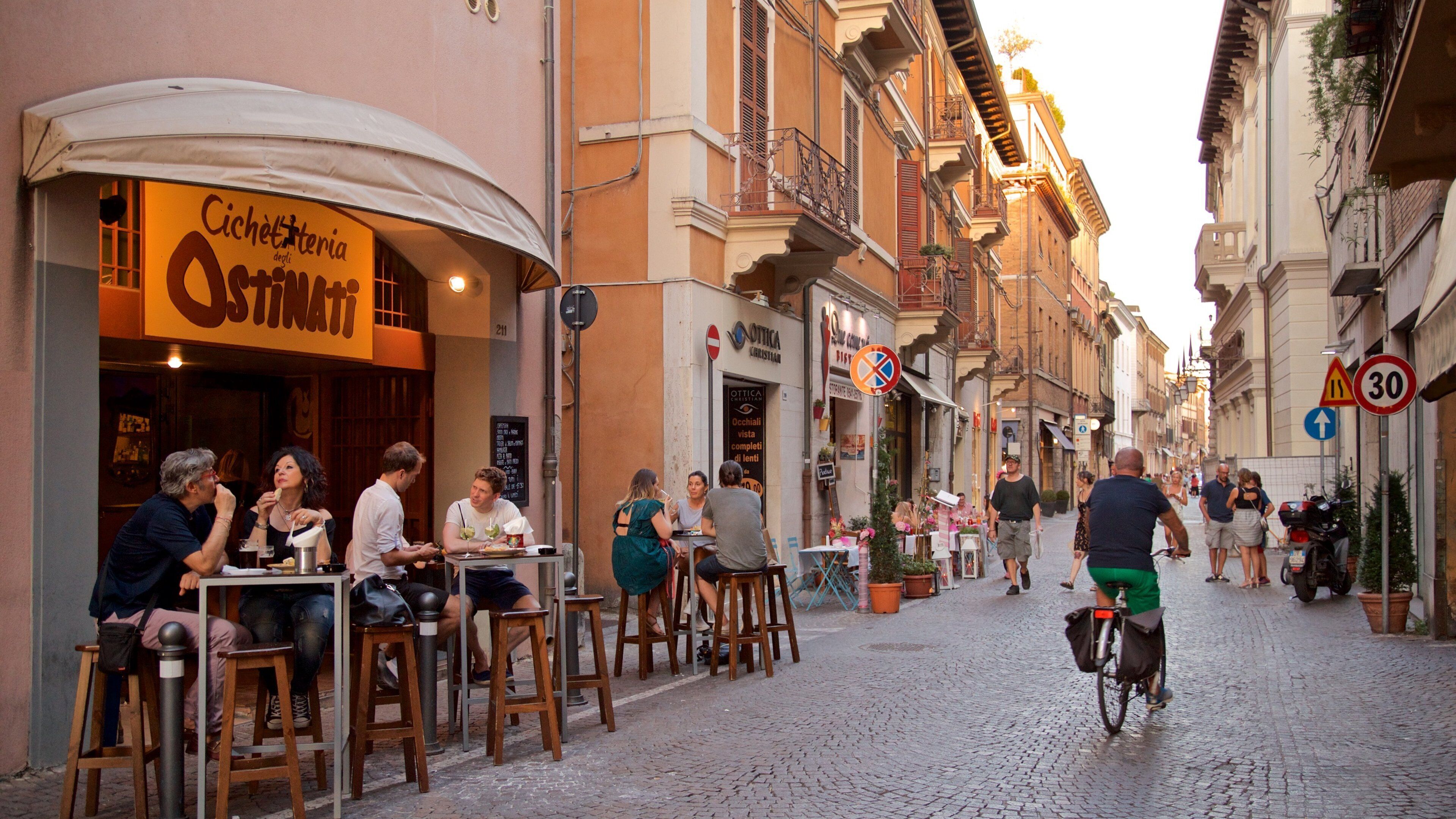 Emilia-Romagna og byder på gadeliv og udendørs spisning såvel som en lille gruppe mennesker