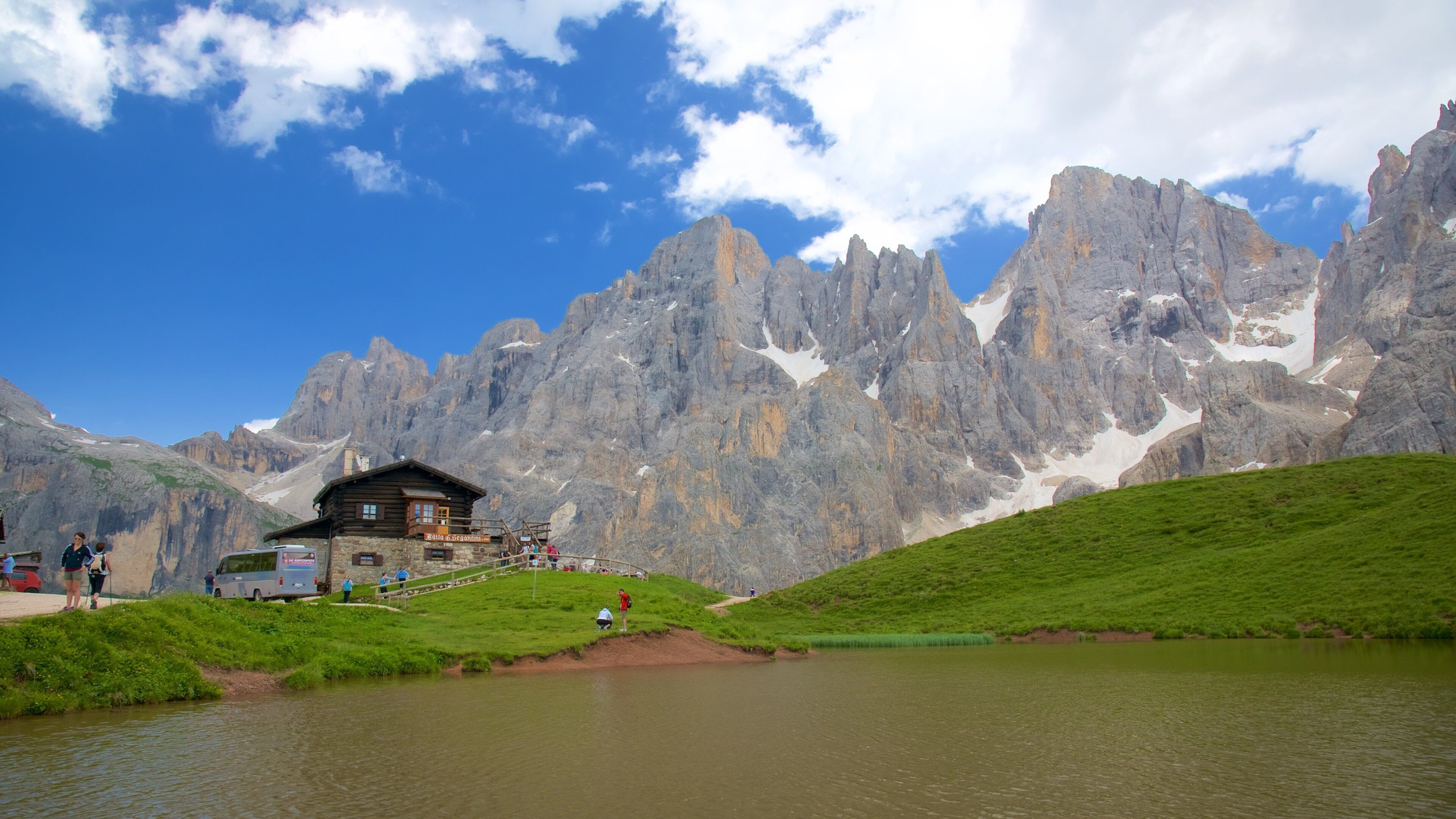 Passo Rolle inclusief een meer of poel en bergen