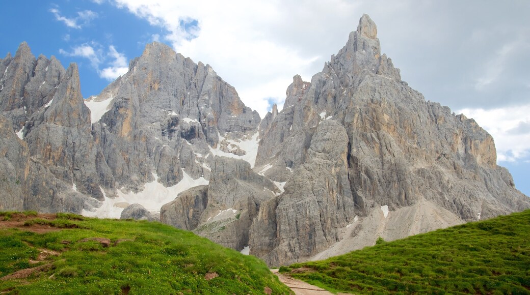 Passo Rolle ofreciendo montañas