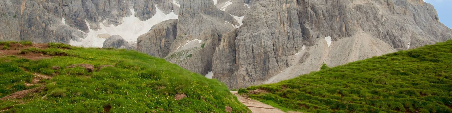 Passo Rolle ofreciendo montañas