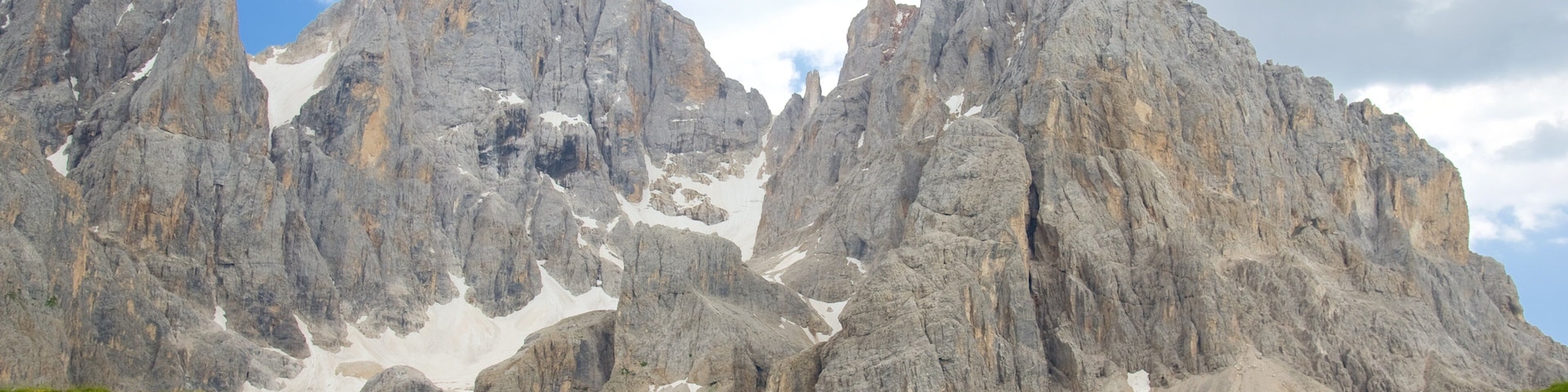 Passo Rolle showing mountains