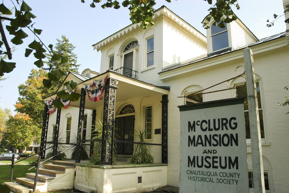 Le manoir et musée McClurg, reconnaissable à sa façade blanche, son porche et son panneau indicateur.