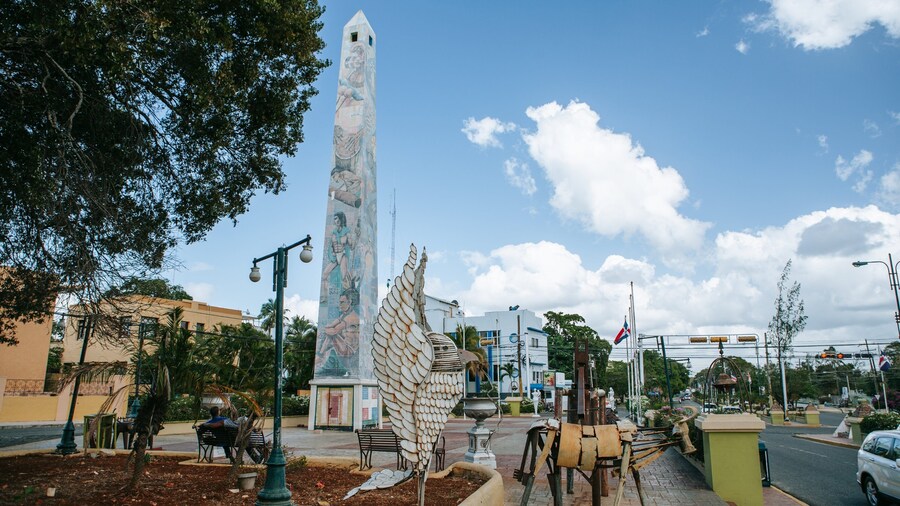 El Obelisco which includes a small town or village and a monument