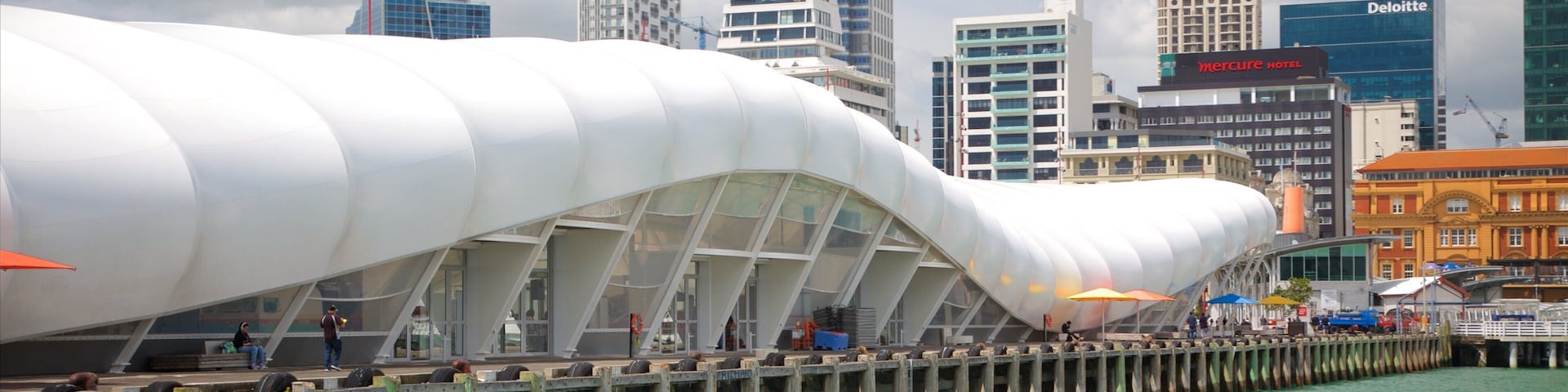 奧克蘭渡輪碼頭 其中包括 城市風景 和 小港灣