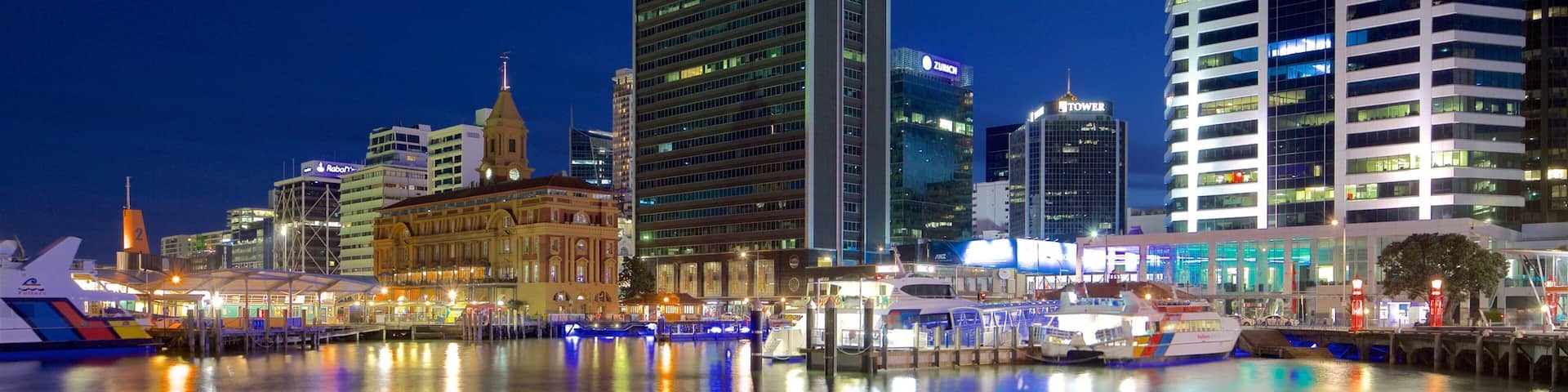 Terminal de transbordadores de Auckland ofreciendo escenas nocturnas, una marina y dfc