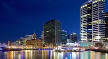 Auckland Ferry Terminal toont steden, een jachthaven en een baai of haven