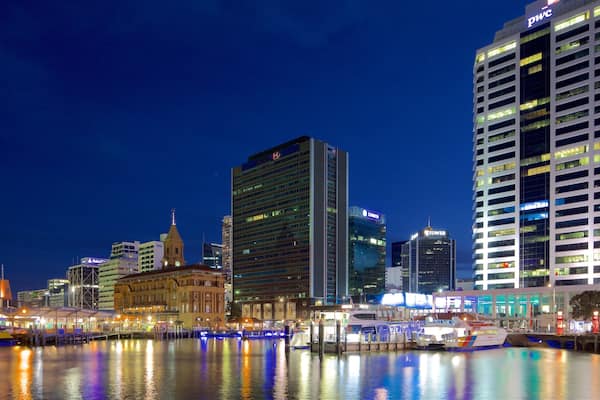 Auckland Færgeterminal som omfatter det centrale forretningsområde, en bugt eller havn og en marina