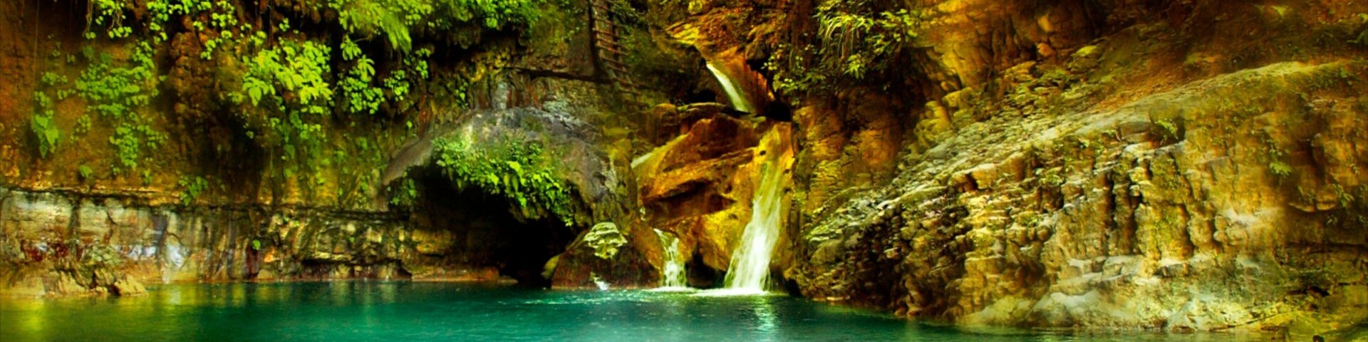 República Dominicana caracterizando um lago ou charco, um desfiladeiro ou canyon e uma cachoeira