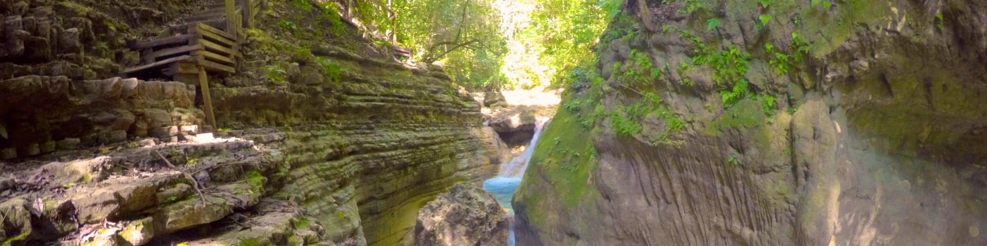 27 Charcos, Damajaqua Cascades som inkluderar en Ă„ eller flod och en ravin eller kanjon