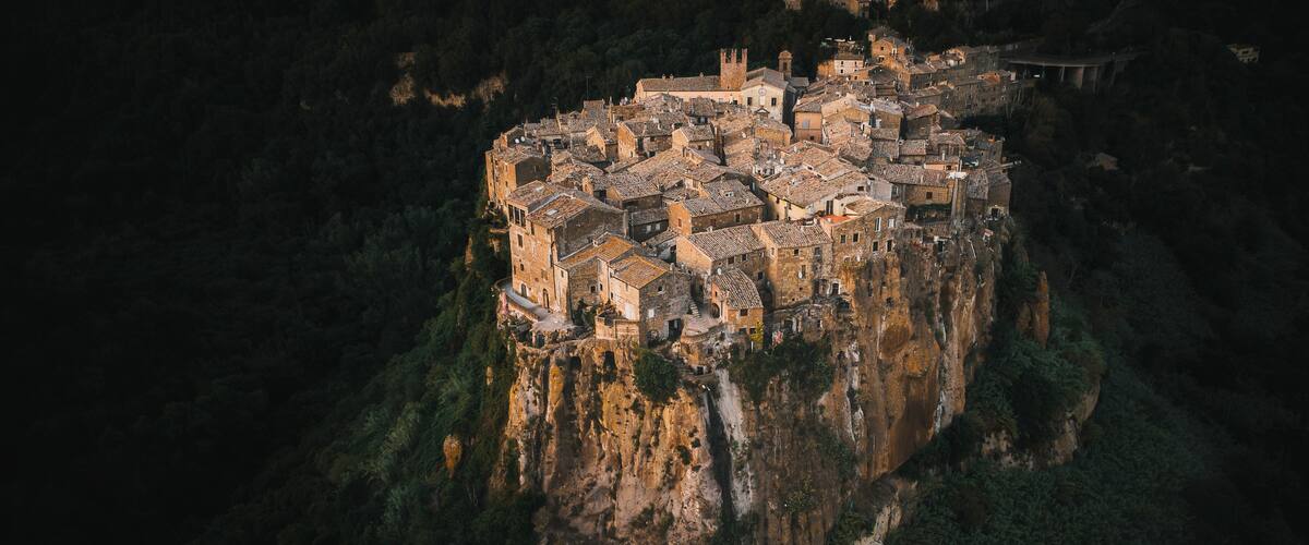 Uma vila medieval empoleirada em um penhasco.