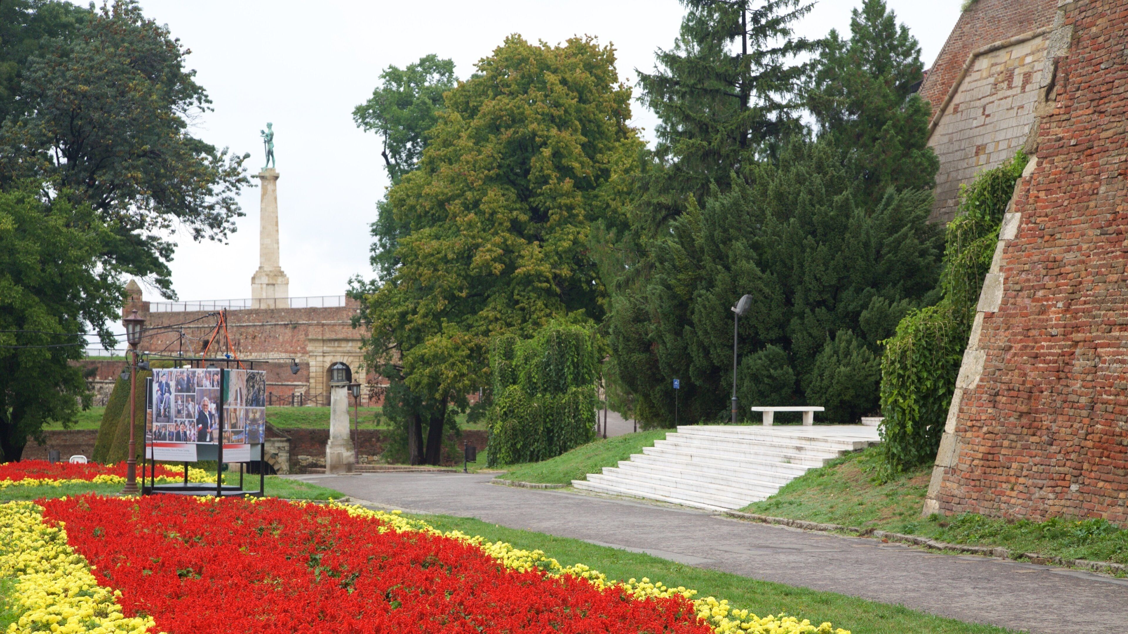 Kalemegdan Park showing flowers, heritage elements and a park