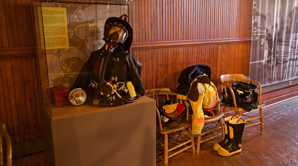 Aurora Regional Fire Museum mostrando vistas interiores