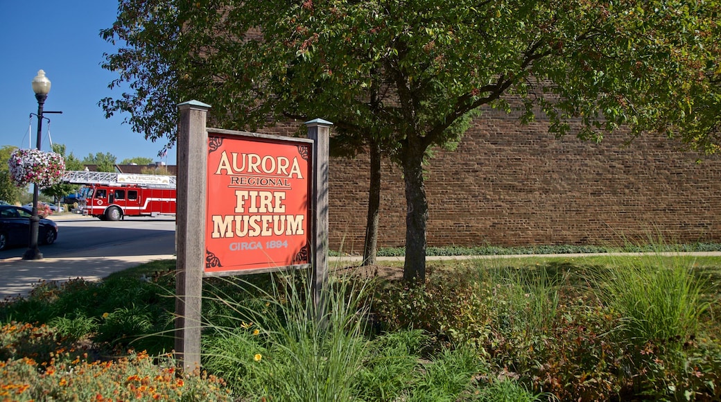 Aurora Regional Fire Museum mostrando un jardín y señalización