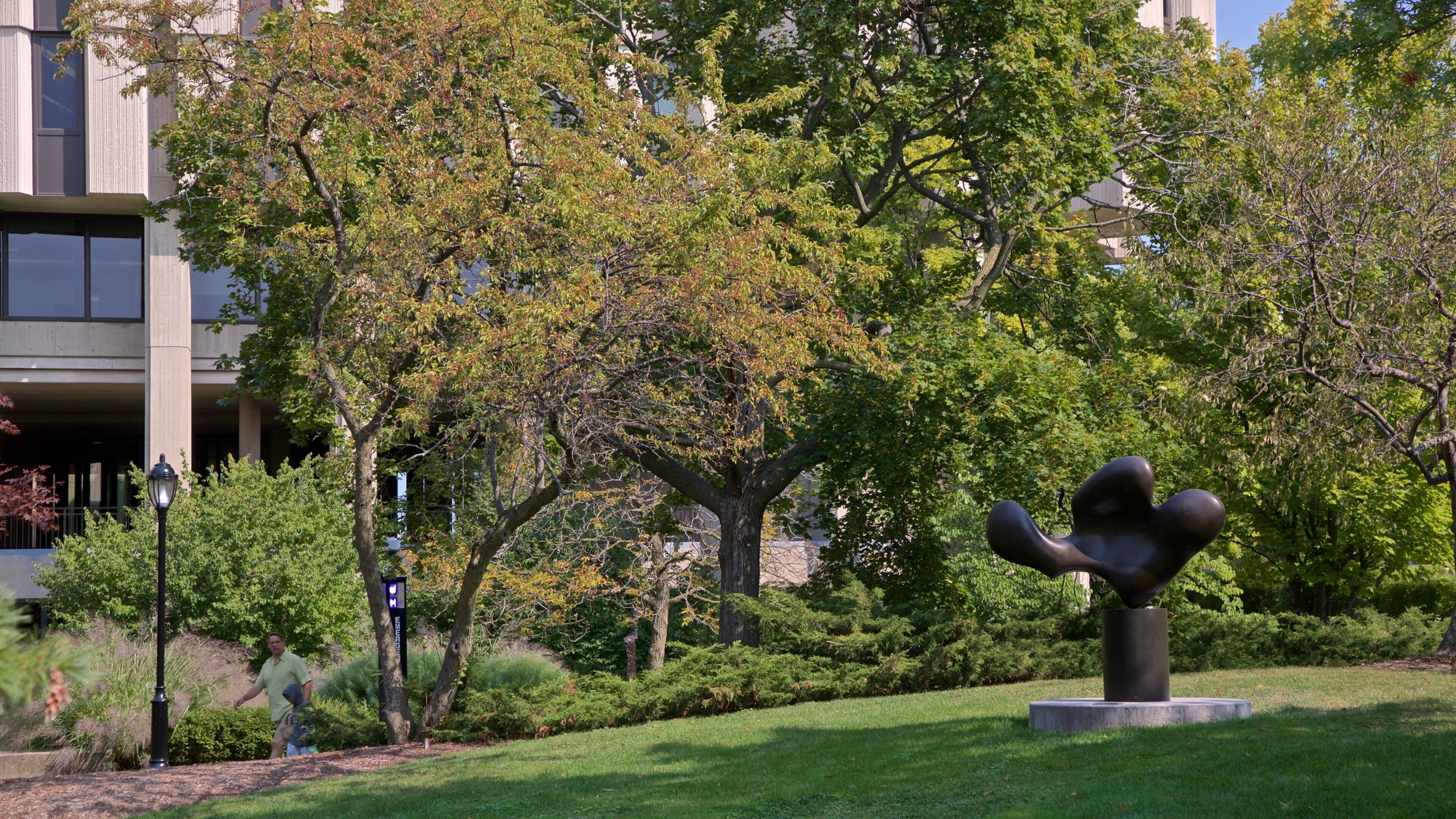 Mary and Leigh Block Museum of Art mostrando arte ao ar livre e um jardim