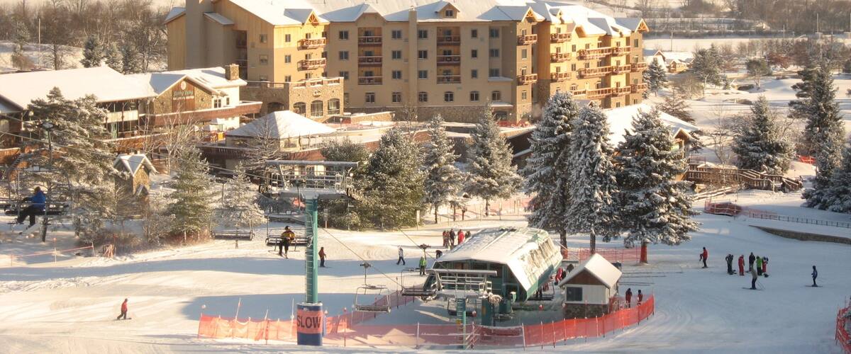 Holiday Valley Ski Area montrant gondole, neige et hĂŽtel ou complexe de luxe